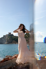 Wunderschöne Elegante Frau im Kleid in Italien