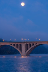 Obraz na płótnie Canvas Waning Full Moon Over Key Bridge and the Potomac River As Dawn Approaches