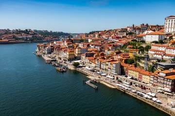 Fototapeta na wymiar View of the Old Porto neighborhood of Ribeira from the Dom Luis bridge.