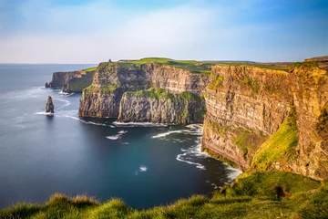 Deurstickers Cliffs of Moher Ierland zonsondergang zonlicht Iers oriëntatiepunt geweldig mooi uitzicht © Cristi