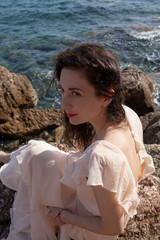 Wunderschöne Elegante Frau im Kleid in Italien