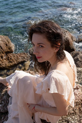 Wunderschöne Elegante Frau im Kleid in Italien