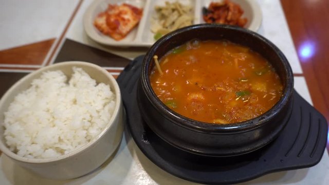 " Kimchi jjigae " is a dish of tuna, kimchi and various vegetables and condiments.