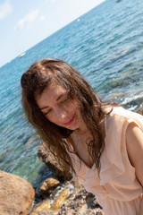 Wunderschöne Frau im Kleid in Italien