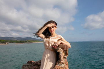 Wunderschöne Frau im Kleid in Italien