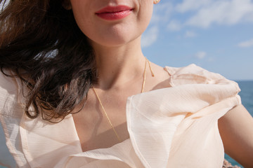 Wunderschöne Frau im Kleid in Italien