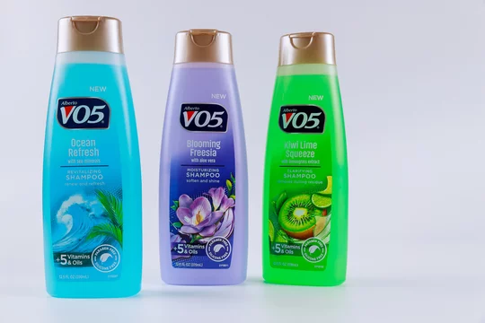 Frivillig hærge forene Plastic bottle VO5 shampoo mix shampoo Ocean Refresh, Bloomining Freesia,  Kiwi Lime Squeese Stock-foto | Adobe Stock