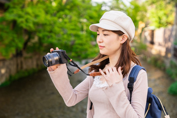 観光する女性　京都　カメラ