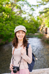 観光する女性　京都　カメラ