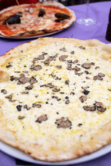 Wunderschöne Frau im Roten Kleid in Italien