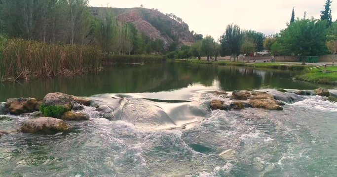 desnivel de agua en paraje con remanso fluvial