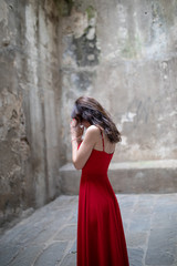 Wunderschöne Frau im Roten Kleid in Italien