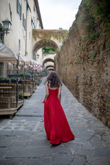 Naklejka premium Wunderschöne Frau im Roten Kleid in Italien
