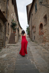 Fototapeta na wymiar Wunderschöne Frau im Roten Kleid in Italien