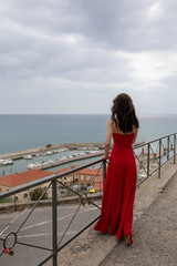 Wundersch&ouml;ne Frau im Roten Kleid in Italien