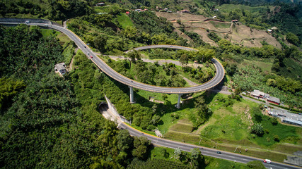 Vista aérea del Puente Helicoidal Pereira Manizales en Risaralda Colombia
