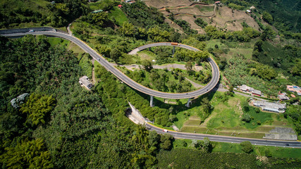 Vista aérea del Puente Helicoidal Pereira Manizales en Risaralda Colombia