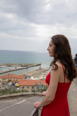 Fototapeta na wymiar Wunderschöne Frau im Roten Kleid in Italien