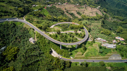Vista aérea del Puente Helicoidal Pereira Manizales en Risaralda Colombia
