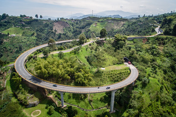 Vista aérea de Puente Helicoidal Pereira Manizales en Risaralda Colombia