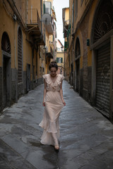 Fototapeta na wymiar Wunderbare Frau in Italien Pisa