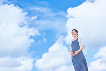 天空に立つ妊婦
