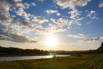 川と夕焼け空