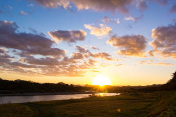 川と夕焼け空