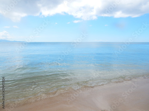 Une Plage De Sable Blanc Et La Mer Paradisiaque Sous Un Ciel