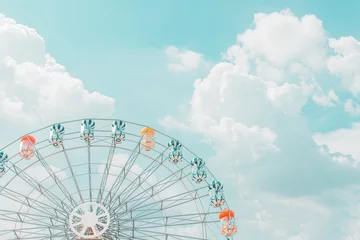 Deurstickers Retro pastel kleurrijk reuzenrad van het pretpark in de blauwe lucht en de wolkenachtergrond. © iareCottonStudio
