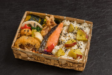 ピクニックのおべんとう　Picnic lunch (outdoor bento)