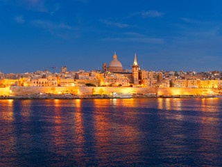 Obraz na płótnie Canvas Beautiful panorama of Valletta by night. Malta.