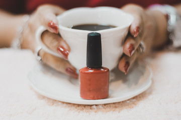 un cafe y uñas pintadas