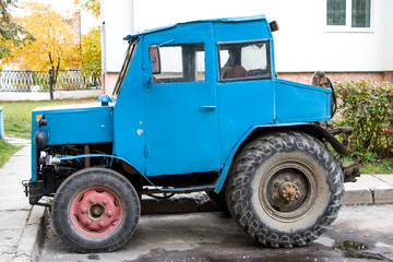Obraz premium Homemade tractor. A miracle of technology that can ride and do the job. DIY technique.