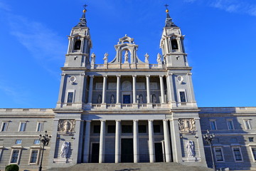 Fototapeta na wymiar Almudena Cathedral (Catedral de Santa Maria la Real de la Almudenaon) on the other side of the Royal Palace in Madrid, Spain.
