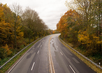 Schnellstraße im Herbst