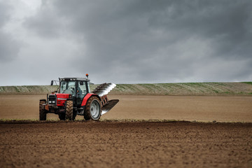 Obraz premium beau paysage avec un agriculteur labourant ses champs en automne