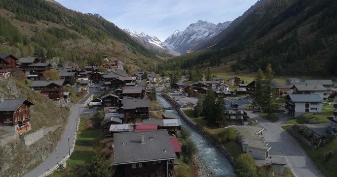 Blatten L&ouml;tschental frontal travelling - Aerial 4K
