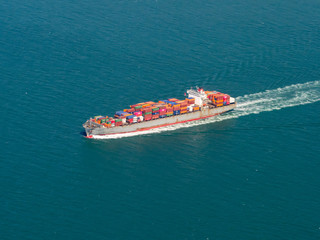 vue aérienne de porte-container au Havre en France