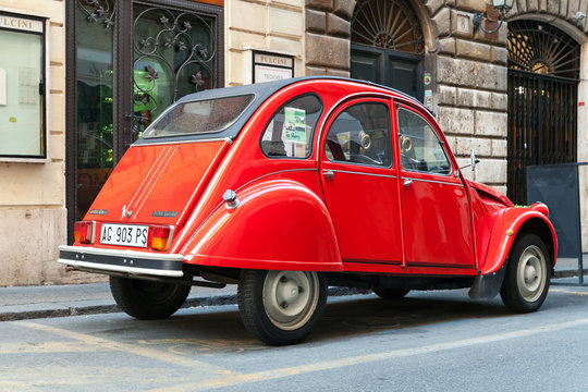 Red oltimer Citroen 2cv6 Special, back view