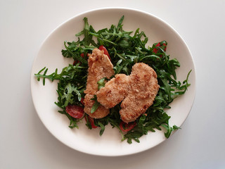 Pollo fritto con insalata