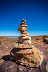 Fototapeta na wymiar Steinturm auf einem Felsen in Australien