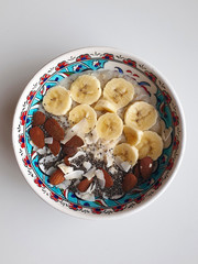 Porridge con banane e mandorle