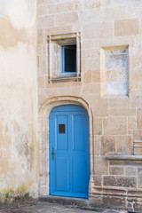 une porte bleu sur une maison médiévale 