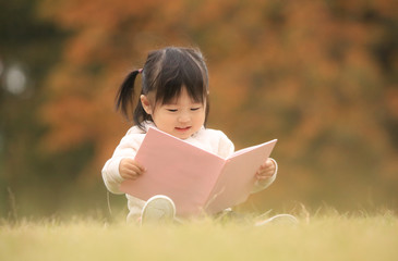 本を読む女の子