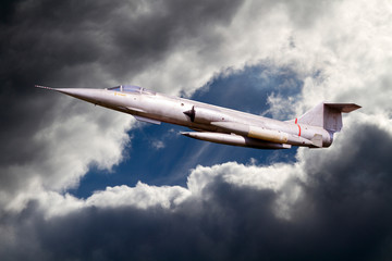 Kampfflugzeug am Himmel