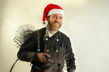 Schornsteinfeger als Nikolaus, in Arbeitskleidung  und mit Kehrgeräten