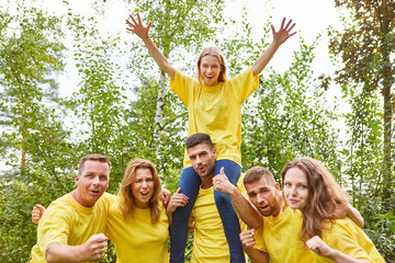 Erfolgreiches Team mit Frau im Huckepack