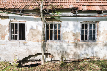 Fenster an einem verlassenen Haus