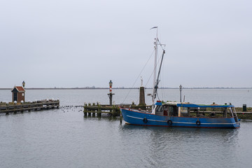 Ein Fischerboot auf dem Ijsselmeer im Hafen von Volendam/NL